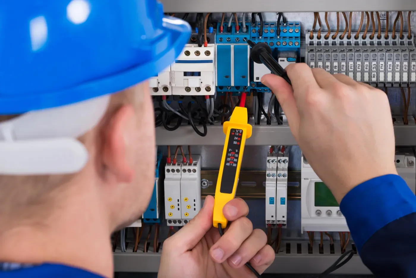 Électricien contrôlant un tableau électrique à Ris-Orangis